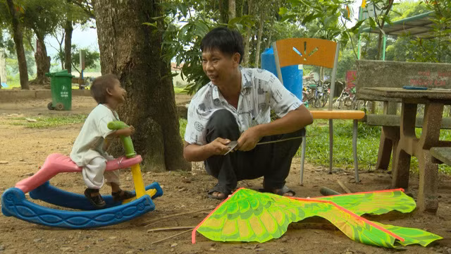 Thầy Đặng Văn Cương hướng dẫn Đinh Văn K"Rể một số trò chơi và kỹ năng sống. Ảnh: VTV.vn