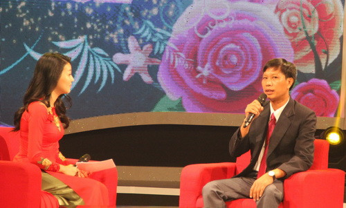 Thầy Đặng Văn Cương giao lưu với khán giả trong chương trình "Thay lời tri ân" 2017 Thầy Đặng Văn Cương giao lưu với khán giả trong chương trình "Thay lời tri ân" 2017