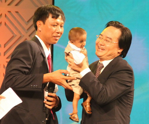 Tại Chương trình "Thay lời tri ân" 2017, Bộ trưởng Phùng Xuân Nhạ bế em Đinh Văn K"Rể vào lòng và hẹn một ngày sẽ gặp lại hai thầy trò tại Trường Tiểu học Dân tộc bán trú Sơn Ba. Tại Chương trình "Thay lời tri ân" 2017, Bộ trưởng Phùng Xuân Nhạ bế em Đinh Văn K"Rể vào lòng và hẹn một ngày sẽ gặp lại hai thầy trò tại Trường Tiểu học Dân tộc bán trú Sơn Ba.