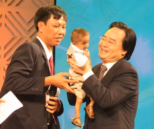 Tại Chương trình "Thay lời tri ân" 2017, Bộ trưởng Phùng Xuân Nhạ bế em Đinh Văn K"Rể vào lòng và hẹn một ngày sẽ gặp lại hai thầy trò tại Trường Tiểu học Dân tộc bán trú Sơn Ba.