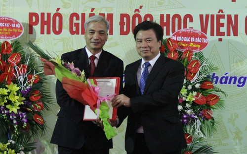 Thứ trưởng Nguyễn Hữu Độ trao Quyết định bổ nhiệm lại chức vụ Phó Giám đốc Học viện Quản lý Giáo dục cho TS Trần Hữu Hoan Thứ trưởng Nguyễn Hữu Độ trao Quyết định bổ nhiệm lại chức vụ Phó Giám đốc Học viện Quản lý Giáo dục cho TS Trần Hữu Hoan
