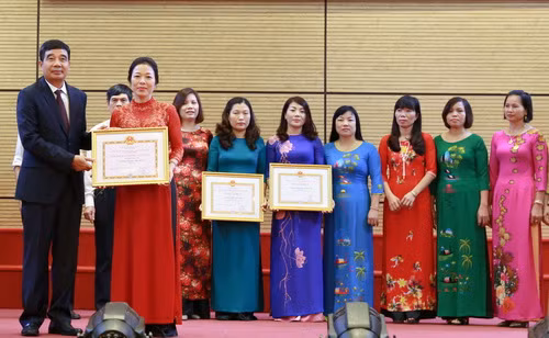 Ông Vương Văn Bút - Chủ tịch UBND huyện Sóc Sơn trao tặng Bằng khen, Giấy khen cho các tập thể và cá nhân tiêu biểu của ngành Giáo dục huyện nhà