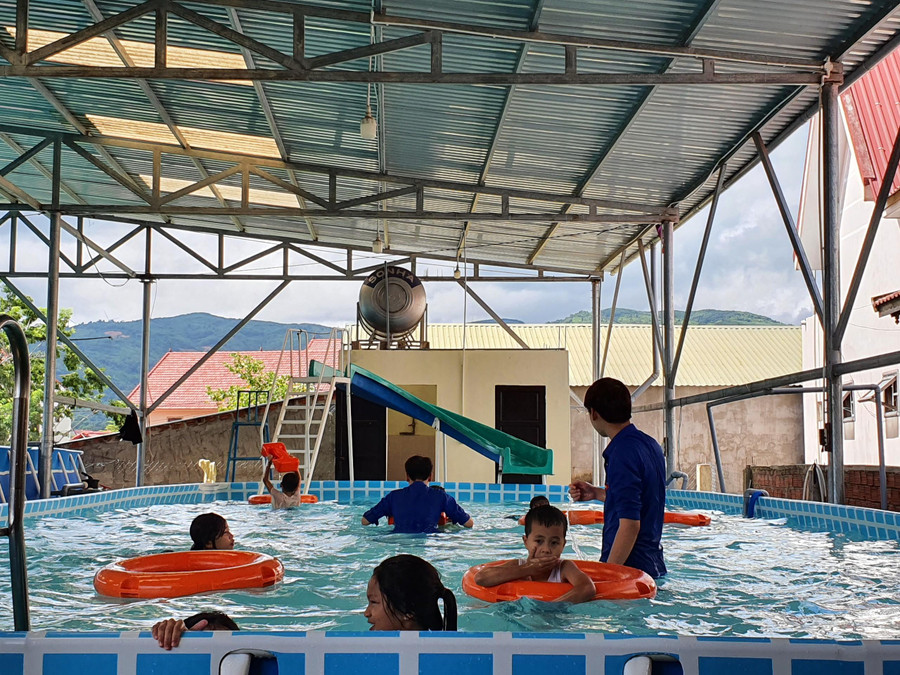 Đã có 3 lớp dạy bơi được mở để rèn luyện kỹ năng cho học sinh.