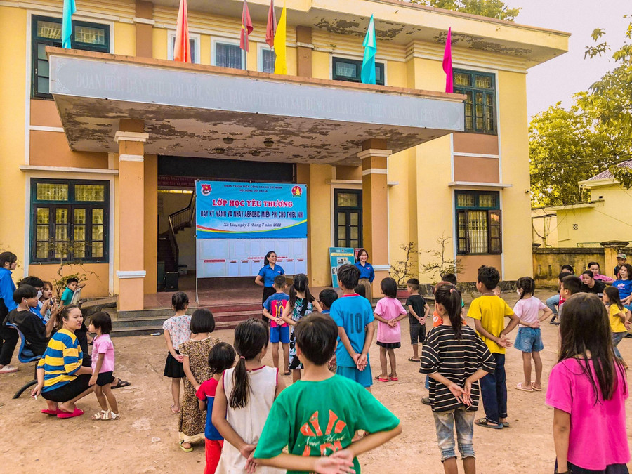 Học sinh miền núi tham gia các lớp học yêu thương miễn phí.