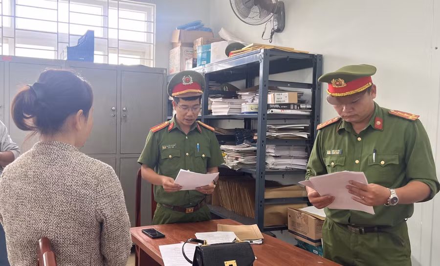 Công an đọc lệnh khởi tố, lệnh bắt tạm giam Nguyễn Hồng Đào.