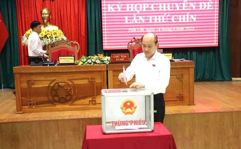 Đại biểu bỏ phiếu bầu bổ sung Phó Chủ tịch UBND tỉnh Đắk Lắk (ảnh: CL). Đại biểu bỏ phiếu bầu bổ sung Phó Chủ tịch UBND tỉnh Đắk Lắk (ảnh: CL).