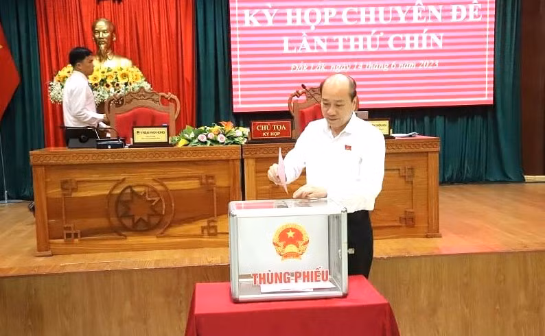 Đại biểu bỏ phiếu bầu bổ sung Phó Chủ tịch UBND tỉnh Đắk Lắk (ảnh: CL).