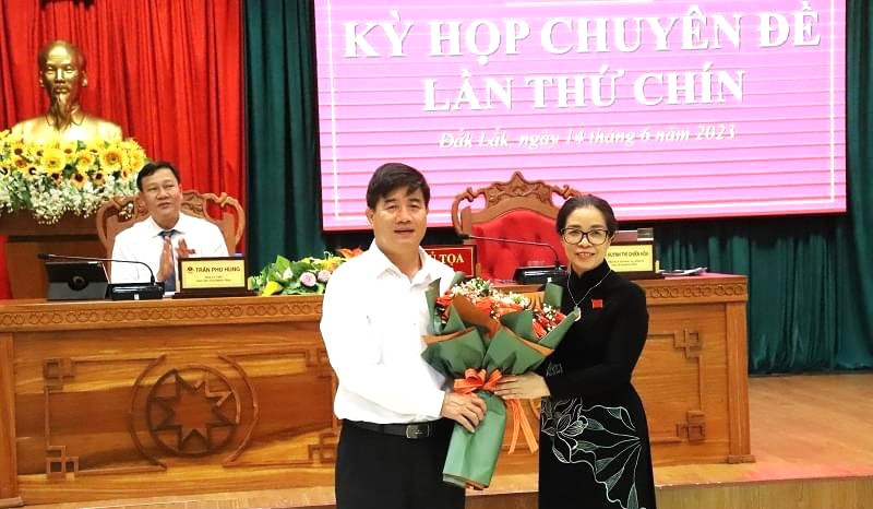 Bà Huỳnh Thị Chiến Hòa - Chủ tịch HĐND tỉnh Đắk Lắk tặng hoa chúc mừng ông Nguyễn Thiên Văn (ảnh: CL). Bà Huỳnh Thị Chiến Hòa - Chủ tịch HĐND tỉnh Đắk Lắk tặng hoa chúc mừng ông Nguyễn Thiên Văn (ảnh: CL).