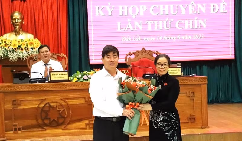 Bà Huỳnh Thị Chiến Hòa - Chủ tịch HĐND tỉnh Đắk Lắk tặng hoa chúc mừng ông Nguyễn Thiên Văn (ảnh: CL).