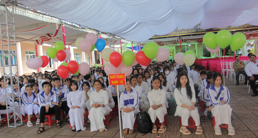 Thế hệ học sinh hôm nay luôn tự hào về thầy cô và mái trường. (Ảnh: TT)