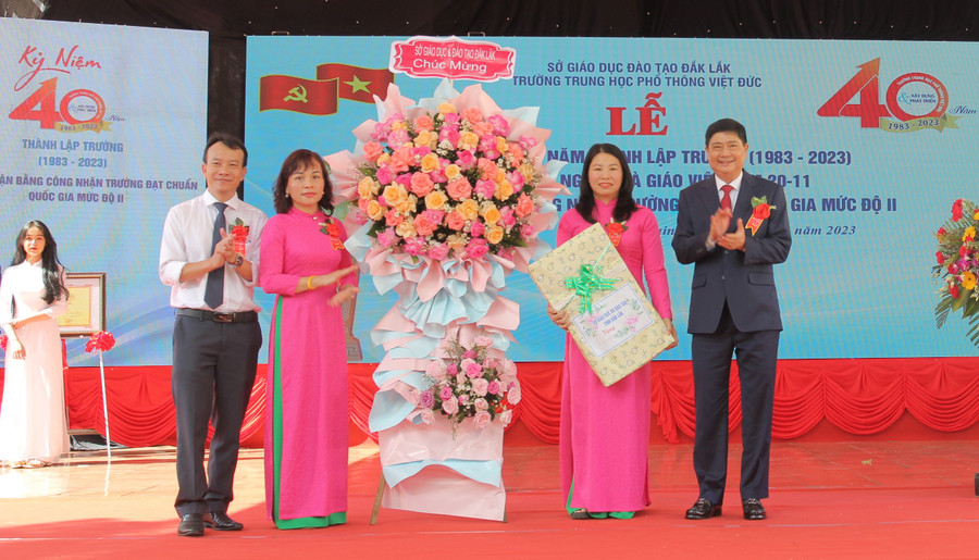 Giám đốc Sở GD&ĐT Phạm Đăng Khoa tặng hoa chúc mừng thầy và trò Nhà trường. (Ảnh: TT)