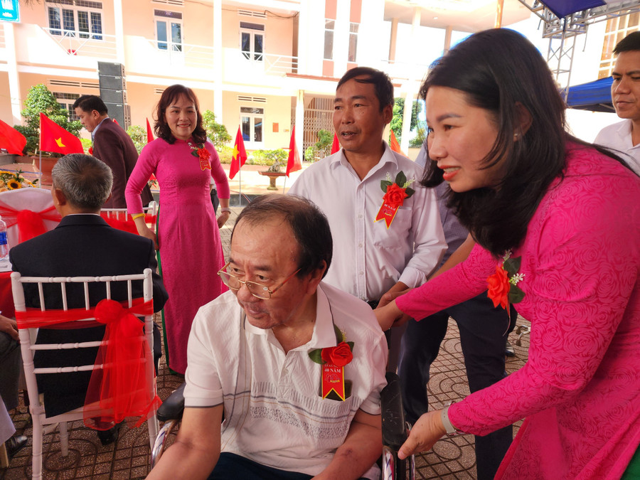 Thầy Vịnh đến dự lễ kỷ niệm trong khung cảnh ấm áp tình đồng chí, đồng nghiệp và sự kính trọng của các thế hệ học sinh. (Ảnh: TT)