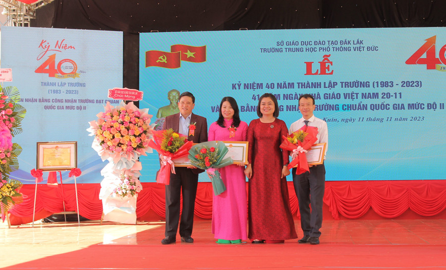 Bà H' Yim Kđoh tặng Bằng khen cho các cá nhân. (Ảnh: TT)