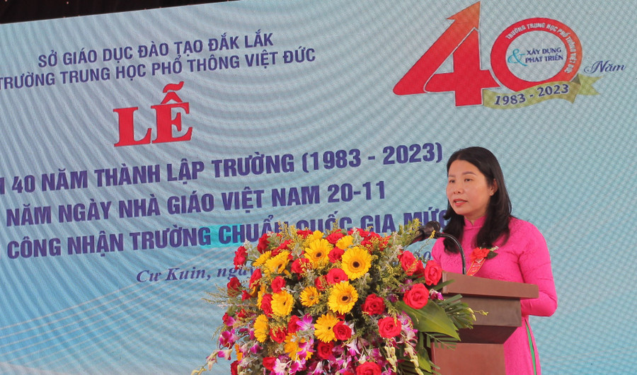 Cô Nguyễn Thị Nhân, Hiệu trưởng ôn lại 40 năm xây dựng và phát triển Nhà trường. (Ảnh: TT)