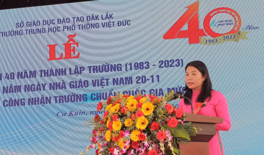 Cô Nguyễn Thị Nhân, Hiệu trưởng ôn lại 40 năm xây dựng và phát triển Nhà trường. (Ảnh: TT)