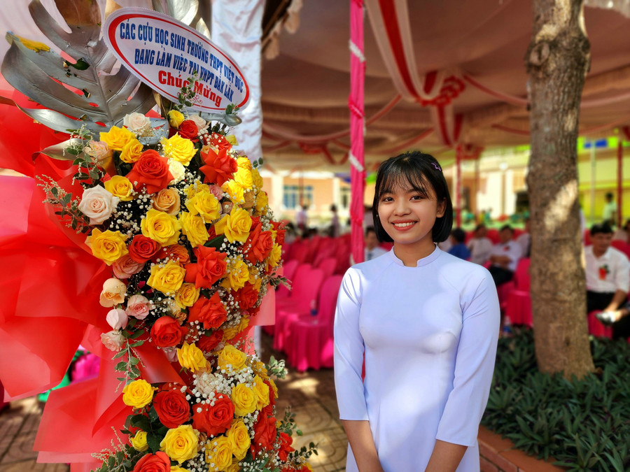 Em Lưu Phương Thùy tự hào là thế hệ kế tiếp của Trường THPT Việt Đức. (Ảnh: TT)