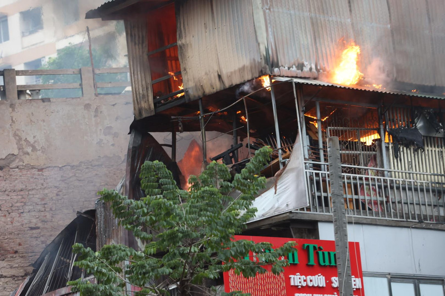 Tại hiện trường toàn bộ khu vực tầng 3 được làm bằng tôn của căn nhà bị biến dạng hoàn toàn. Tại hiện trường toàn bộ khu vực tầng 3 được làm bằng tôn của căn nhà bị biến dạng hoàn toàn.