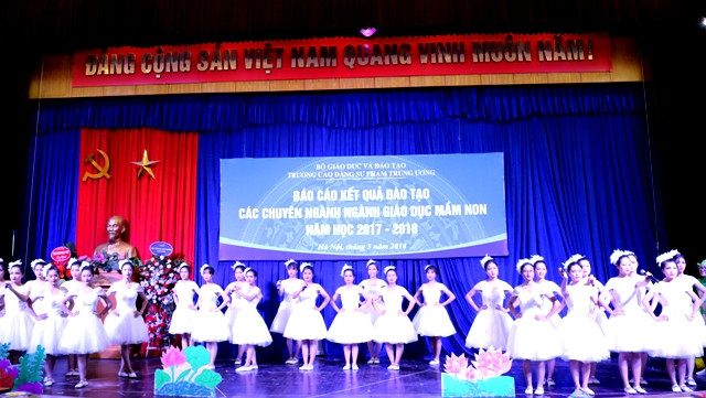 Chương trình văn nghệ tại buổi báo cáo Chương trình văn nghệ tại buổi báo cáo