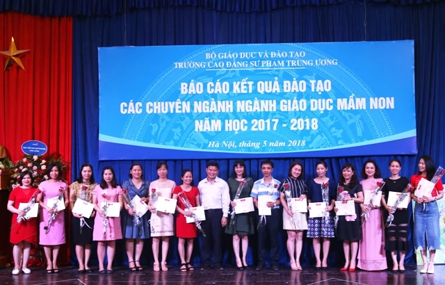 Khen thưởng các thầy cô giáo có nhiều đóng góp