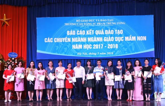 Khen thưởng các thầy cô giáo có nhiều đóng góp