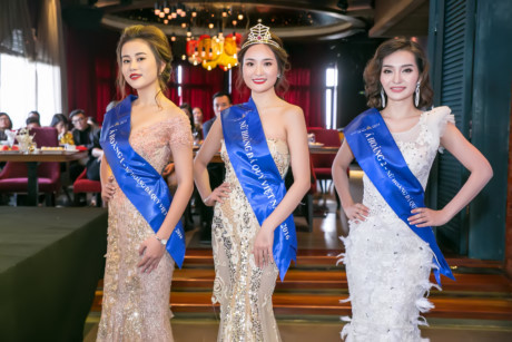 Người đẹp đoạt giải Nữ hoàng đá quý không muốn dao kéo - Ảnh 1 Nguoi dep doat giai Nu hoang da quy khong muon dao keo - Anh 1
