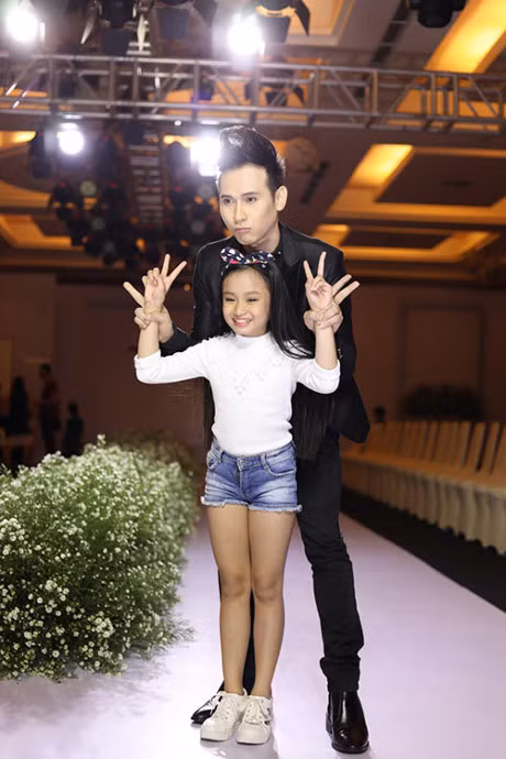 Nguyen Vu dien trai hut hon, tinh tu om eo Dang Thu Thao trong su kien - Anh 3