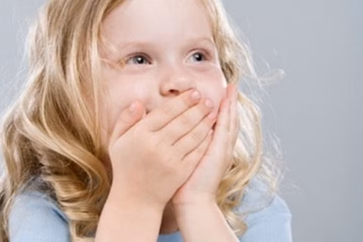 Làm gì khi hơi thở của trẻ có mùi hôi?