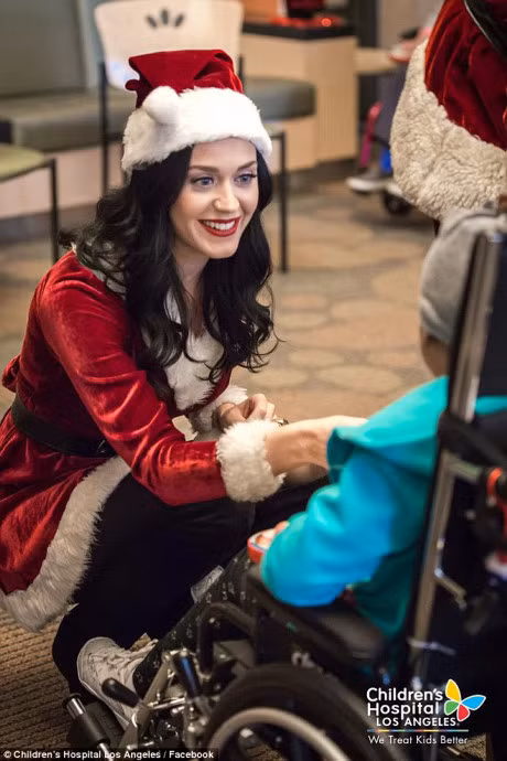 Katy Perry va Orlando Bloom hoa ong ba gia Noel - Anh 4