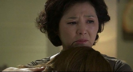 Hanh dong bat ngo cua me chong voi con dau khi biet con trai co bo - Anh 1