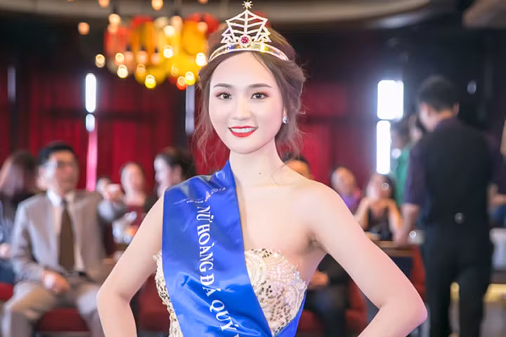 Người đẹp đoạt giải Nữ hoàng đá quý không muốn dao kéo