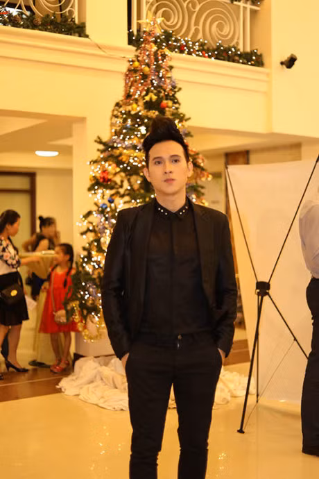 Nguyen Vu dien trai hut hon, tinh tu om eo Dang Thu Thao trong su kien - Anh 2