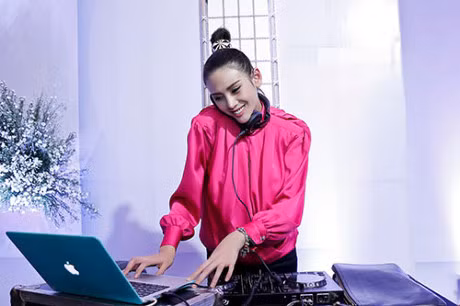 Nguyen Vu dien trai hut hon, tinh tu om eo Dang Thu Thao trong su kien - Anh 8