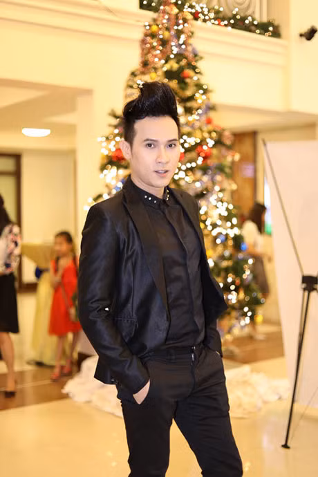 Nguyen Vu dien trai hut hon, tinh tu om eo Dang Thu Thao trong su kien - Anh 1