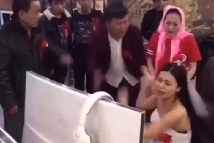 Lạ lùng cô dâu nghiện game, mẹ chồng phải đến nài nỉ tới lễ cưới