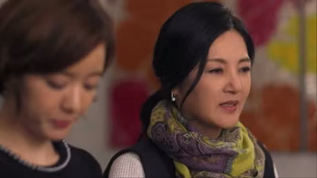 Hanh dong bat ngo cua me chong voi con dau khi biet con trai co bo - Anh 2