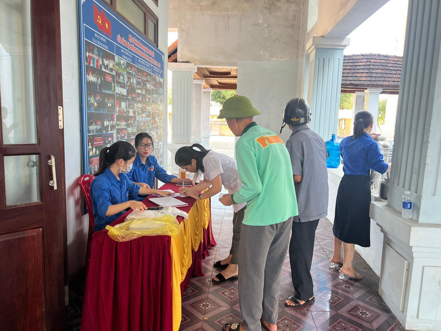 Trong đợt này, gần 300 đối tượng là những người cao tuổi, già cả neo đơn, có hoàn cảnh khó khăn và các gia đình chính sách được đội ngũ y, bác sỹ ở Trung tâm y tế thị xã Kỳ Anh trực tiếp thăm khám. Trong đợt này, gần 300 đối tượng là những người cao tuổi, già cả neo đơn, có hoàn cảnh khó khăn và các gia đình chính sách được đội ngũ y, bác sỹ ở Trung tâm y tế thị xã Kỳ Anh trực tiếp thăm khám.