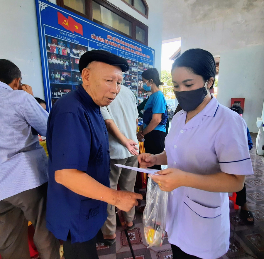 Kết thúc buổi khám, Đoàn đã tổ chức cấp phát thuốc miễn phí cho nhân dân. Toàn bộ số thuốc được cấp phát miễn phí trong buổi khám được do công ty TNHH Gang thép Hưng Nghiệp Formosa Hà Tĩnh tài trợ với tổng kinh phí gần 20 triệu đồng. Kết thúc buổi khám, Đoàn đã tổ chức cấp phát thuốc miễn phí cho nhân dân. Toàn bộ số thuốc được cấp phát miễn phí trong buổi khám được do công ty TNHH Gang thép Hưng Nghiệp Formosa Hà Tĩnh tài trợ với tổng kinh phí gần 20 triệu đồng.