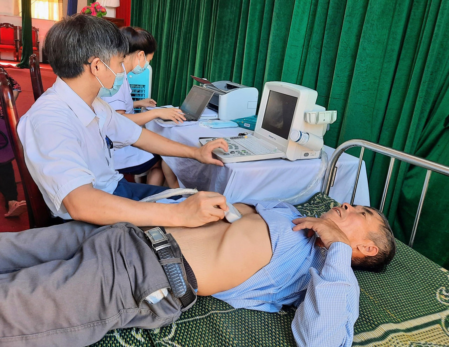 Qua thăm khám, các bác sỹ đã kịp thời phát hiện và tư vấn cách phòng và điều trị một số nhóm bệnh chủ yếu mà người dân thường gặp, đó là: tăng huyết áp, bệnh lý dạ dày, bệnh lý tim mạch, bệnh về mắt…. Qua thăm khám, các bác sỹ đã kịp thời phát hiện và tư vấn cách phòng và điều trị một số nhóm bệnh chủ yếu mà người dân thường gặp, đó là: tăng huyết áp, bệnh lý dạ dày, bệnh lý tim mạch, bệnh về mắt….