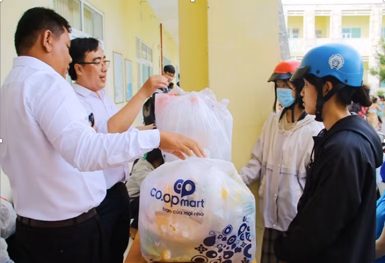 Chương trình “Lấy rác đổi quà” (1 kilogam rác thải nhựa = 1 kilogram gạo)