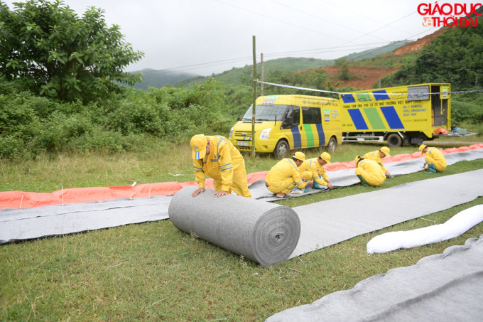 Trung tâm Ứng phó sự cố môi trường Việt Nam đã lắp đặt các tấm lọc dầu trên bề mặt và dưới lòng suối, hồ chứa (hồ Đồng Bài).