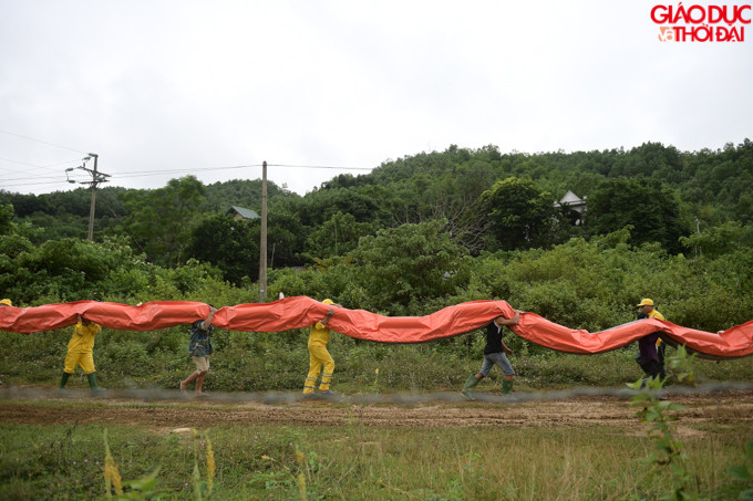 Tấm lọc này giữ lại những hạt dầu lớn hơn phân tử nước và cho phân tử nước đi qua. Theo kế hoạch, trong ngày hôm nay, chúng tôi sẽ triển khai khoảng 20 điểm lọc dầu. Sau đó sẽ tập trung xử lý bùn đất nhiễm dầu.