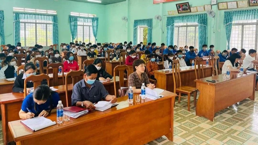 Đoàn viên thanh niên, học sinh tham gia tư vấn hướng nghề - hướng nghiệp.