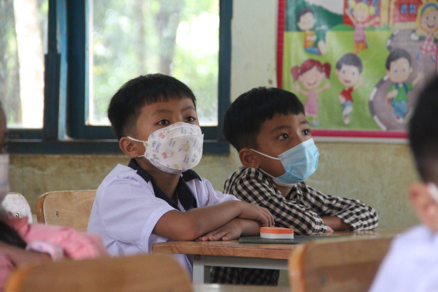 Học sinh Trường Tiếu học – THCS Đăk Ui còn nhiều khó khăn, thiếu thốn. Học sinh Trường Tiếu học – THCS Đăk Ui còn nhiều khó khăn, thiếu thốn.