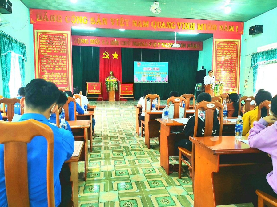 Tỉnh đoàn Kon Tum tham gia tư vấn hướng nghiệp cho đoàn viên, thanh niên, học sinh huyện Đăk Hà.