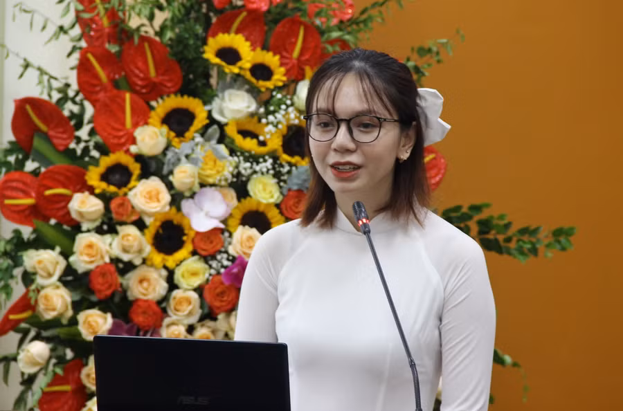 Sinh viên Trịnh Lê Thuỷ Trúc thuyết trình đề tài của mình