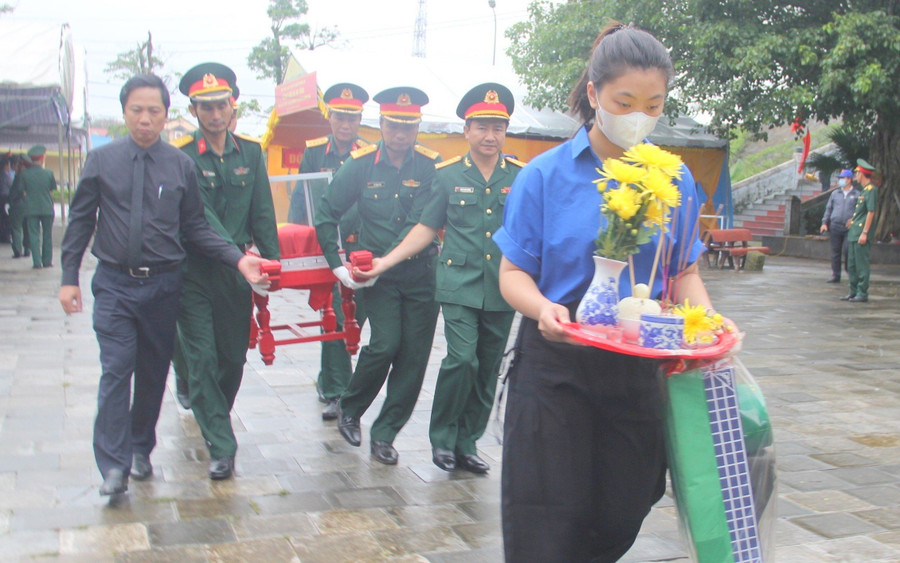 30 hài cốt liệt sĩ được an táng tại Nghĩa trang liệt sĩ huyện Hướng Hóa. 30 hài cốt liệt sĩ được an táng tại Nghĩa trang liệt sĩ huyện Hướng Hóa.