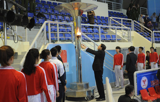 Đồng chí Nguyễn Đức Long, Chủ tịch UBND tỉnh, châm lửa thắp sáng ngọn đuốc của Đại hội. Đồng chí Nguyễn Đức Long, Chủ tịch UBND tỉnh, châm lửa thắp sáng ngọn đuốc của Đại hội.