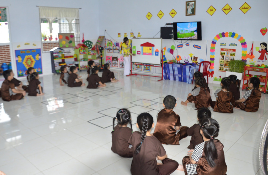 Tại các cơ sở GDMN, trẻ thực sự là trung tâm trong các hoạt động nuôi dạy, chăm sóc và giáo dục. Tại các cơ sở GDMN, trẻ thực sự là trung tâm trong các hoạt động nuôi dạy, chăm sóc và giáo dục.