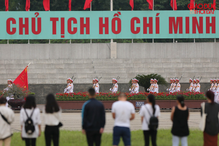 Ngay từ sáng sớm, rất nhiều người dân Hà Nội đã đến Lăng Chủ tịch Hồ Chí Minh để tận mắt xem nghi lễ kéo cờ.