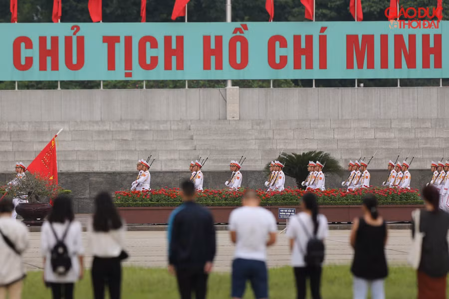 Ngay từ sáng sớm, rất nhiều người dân Hà Nội đã đến Lăng Chủ tịch Hồ Chí Minh để tận mắt xem nghi lễ kéo cờ.